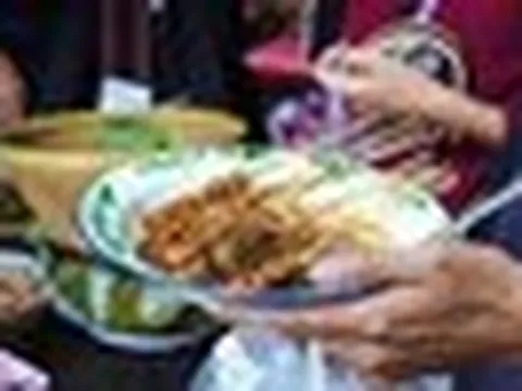 Indonesia: Người phụ nữ tử vong sau khi ăn thịt gà xiên: Kết quả khám tử thi gây bất ngờ