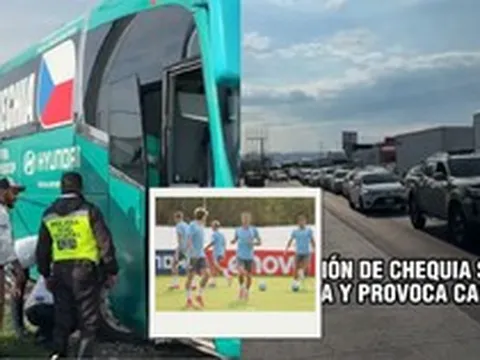 Kì World Cup bất ổn: Xe buýt kẹt cứng suốt 1 giờ, cầu thủ phải "cuốc bộ" đến sân tập