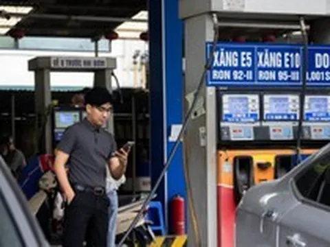 Vòng quanh Hà Nội và TP.HCM: Loạt cây xăng vẫn bán song song xăng E5 cùng E10