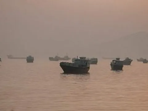 Báo Mỹ: Hơn 100 tàu thương mại được hộ tống qua eo biển Hormuz