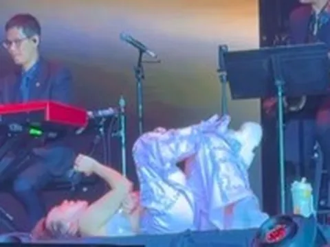 Mỹ Tâm sang Mỹ làm liveshow, nằm vắt chân chữ ngũ hát gây tranh cãi