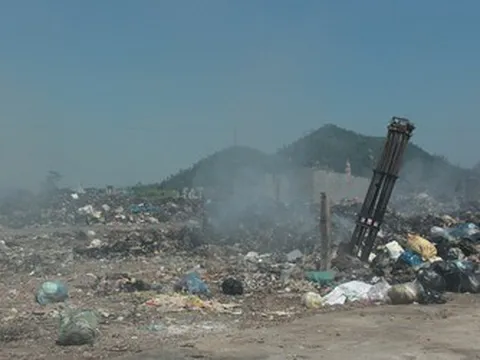 Bãi rác cháy âm ỉ nhiều ngày, người dân khốn khổ vì khói độc và mùi hôi