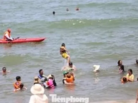 Đông nghịt người tắm biển giữa trưa Tết Đoan Ngọ
