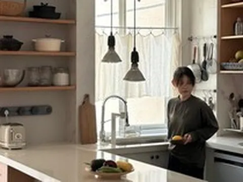 Cải tạo nhà lần hai, tôi bỏ hẳn tủ bếp treo tường: Căn bếp rộng hơn, sáng hơn và dễ dọn dẹp hơn hẳn
