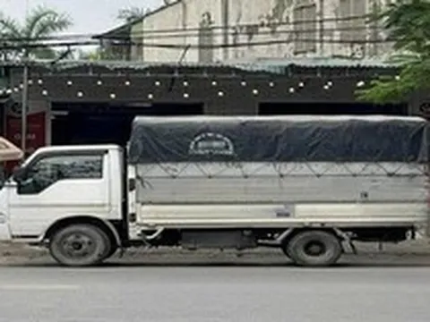 Phát hiện xe tải máu xám lạ, công an Việt Nam lập tức theo dõi giám sát