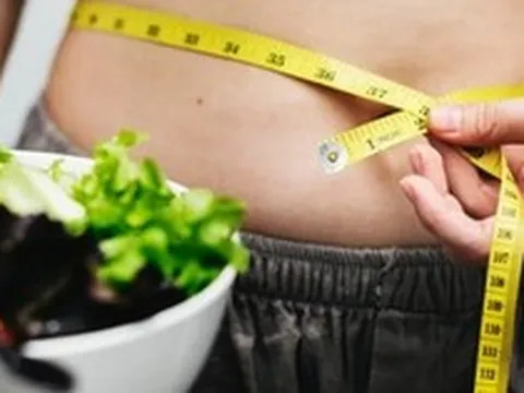 Phương pháp giảm cân sai cách này có thể dẫn đến mãn kinh và loãng xương: Bác sĩ sản phụ khoa tiết lộ 3 cách đốt cháy mỡ thừa nhanh