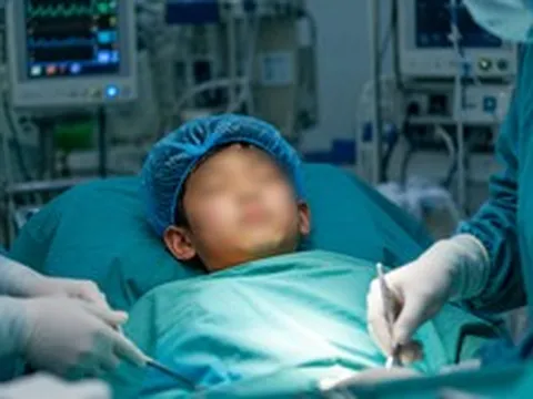 Thương con trước giờ mổ, mẹ lén làm một việc: Tưởng là tốt, không ngờ lại suýt đẩy con vào nguy hiểm