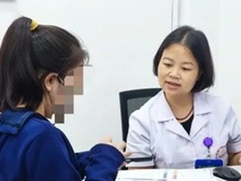 Hơn một thập kỷ kiên trì điều trị, hai mẹ con ở Hà Nội vỡ òa hạnh phúc khi bác sĩ thông báo đẩy lùi viêm gan B mạn tính