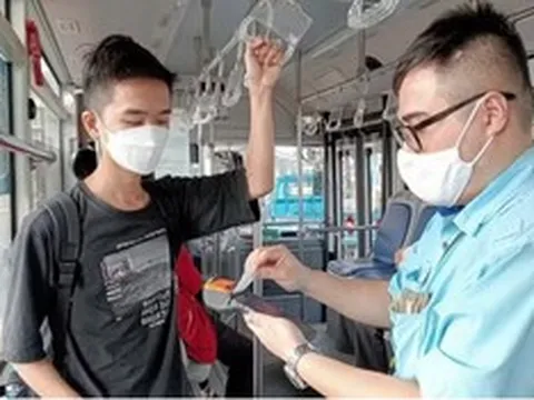 Hàng triệu người đi xe buýt cần lưu ý: Từ 1/7 sẽ có thêm một thao tác bắt buộc