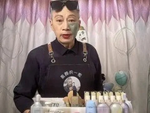 Kiếm tiền giúp cháu chữa bệnh, ông ngoại 75 tuổi trở thành streamer làm đẹp