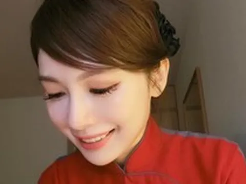 Nữ tiếp viên hàng không nổi tiếng nghỉ việc sống đời “phú bà” sau khi kết hôn: Hé lộ danh tính chồng