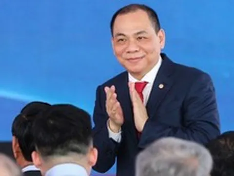 Tỷ phú Phạm Nhật Vượng bất ngờ xuất hiện bên cạnh Warrren Buffett