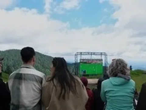 Độc đáo buổi xem World Cup giữa lưng trời tại Canada