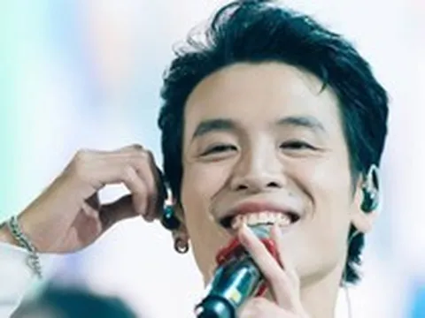Nam ca sĩ Việt đi hát ròng rã 20 năm có kho nhạc nổi tiếng cả nước, 37 tuổi mới viral vì nhan sắc