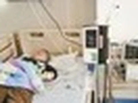 Cậu bé 13 tuổi suy hô hấp nguy kịch vì ăn 2 miếng bánh và uống 1 cốc nước, người mẹ: Tôi đã sai ở đâu?