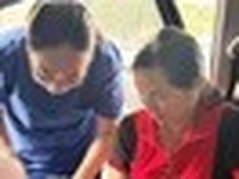 Sản phụ sinh bé 3,5kg trên ô tô