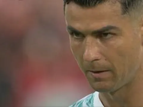 Ronaldo lẩm bẩm điều gì trước khi sút thành công quả 11m?