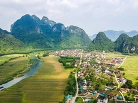 Việt Nam có ngôi làng "thích ứng thời tiết", càng mưa ngập càng đông khách, người dân nói ngôn ngữ riêng