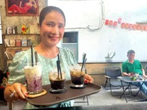 Mẹ đơn thân là NSƯT nổi tiếng miền Nam nghỉ bán cà phê 25 nghìn/ly ở Gò Vấp, đi du lịch khắp thế gian
