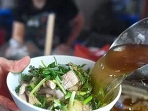 Nghịch lý: Giá xăng giảm liên tiếp, giá thực phẩm vẫn 'giậm chân tại chỗ'
