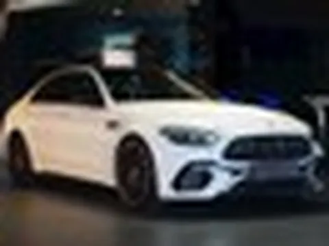 Hàng hiếm Mercedes-AMG C 63 mới 100% giảm cả tỷ đồng: Chỉ có 5 chiếc tại VN, khó 'đụng hàng' với C-Class trên đường, máy 2.0L mạnh gần 700 mã