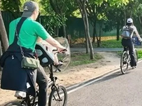 "Tóm gọn" chủ tịch showbiz và nàng thơ H.T đưa con trai đi chơi, ngoại hình quý tử thành tâm điểm