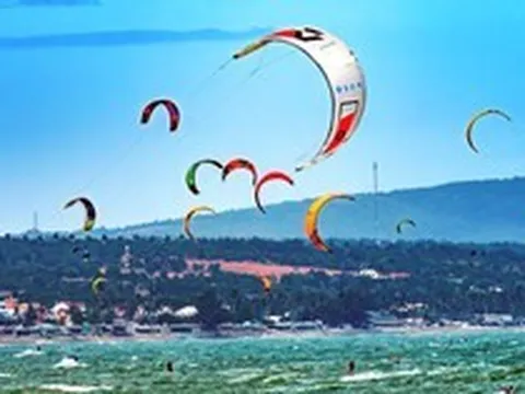 Không phải Đà Nẵng hay Phú Quốc, đây là vùng biển duy nhất của Việt Nam lọt Top 10 xu hướng du lịch toàn cầu năm 2026, hơn 200.000 lượt khách nước ngoài tìm đến để lướt ván