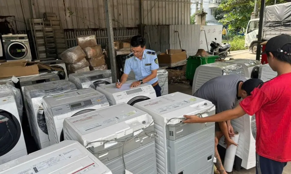 TPHCM: Phát hiện kho máy giặt, điều hòa không khí thuộc diện cấm nhập khẩu